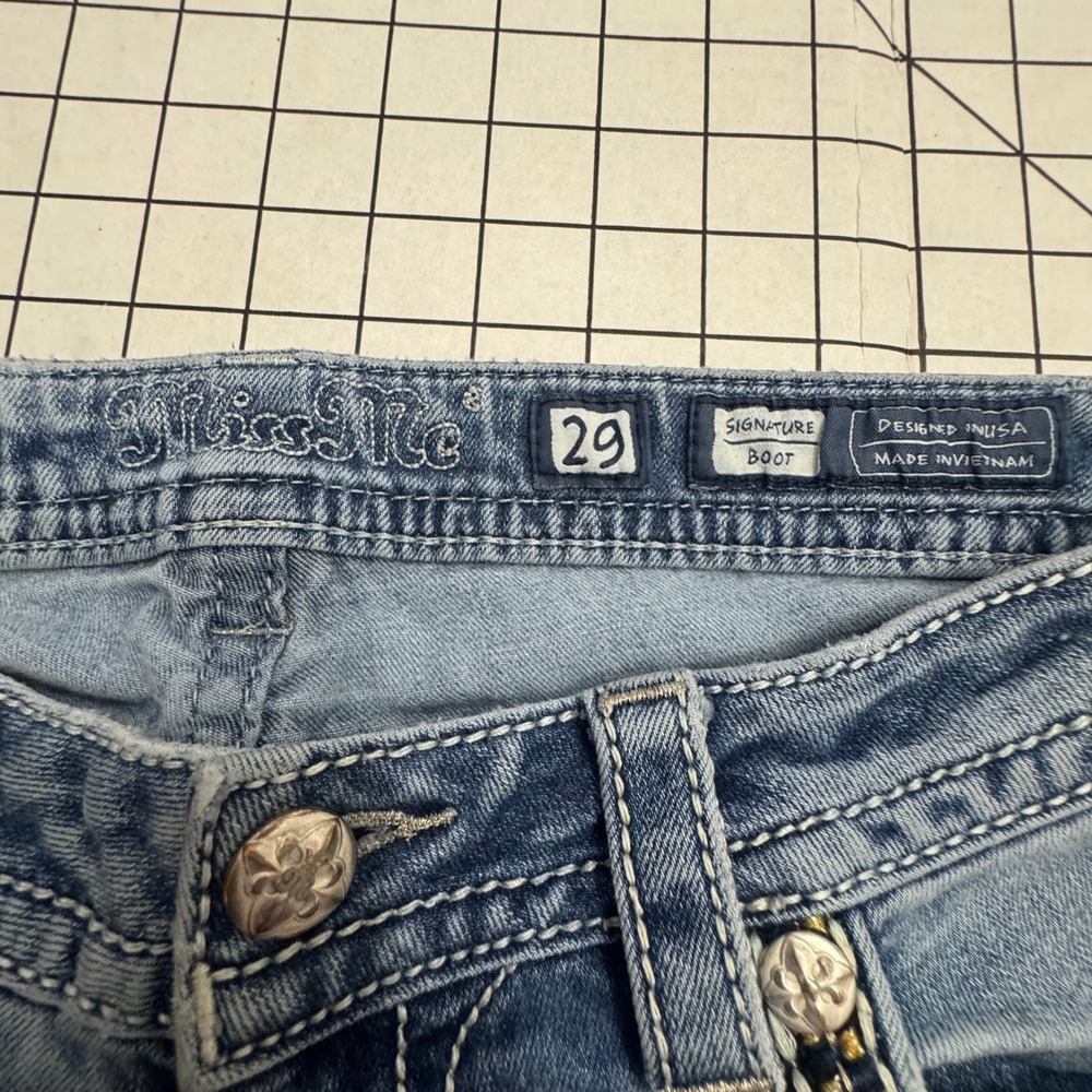Miss Me Signature Boot Cut Embellished Denim Shorts Medium Wash Size 29 Cuffed - Picture 2 of 3